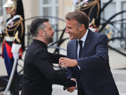 Frankreichs Präsident Emmanuel Macron/r. steht der Ukaine zur Seite Frankreichs Präsident Emmanuel Macron/r. steht der Ukaine zur Seite