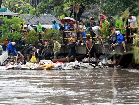 T-dliche-Fluten-auf-indonesischen-Urlaubsinseln