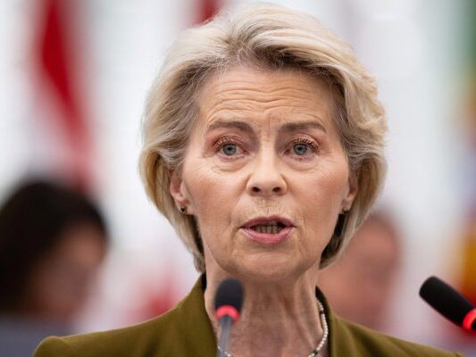 EU-Kommissionspräsidentin mit scharfer Kritik konfrontiert EU-Kommissionspräsidentin mit scharfer Kritik konfrontiert