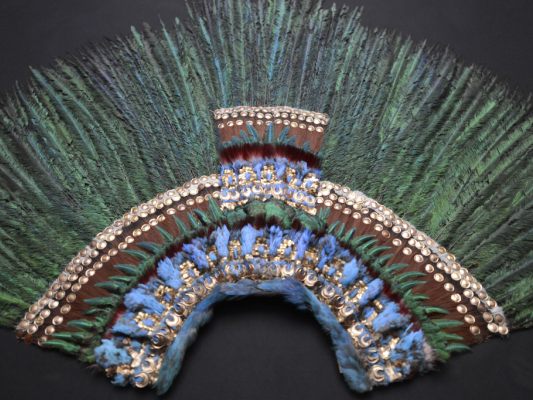 Neue-Diskussion-ber-Federkopfschmuck-im-Weltmuseum