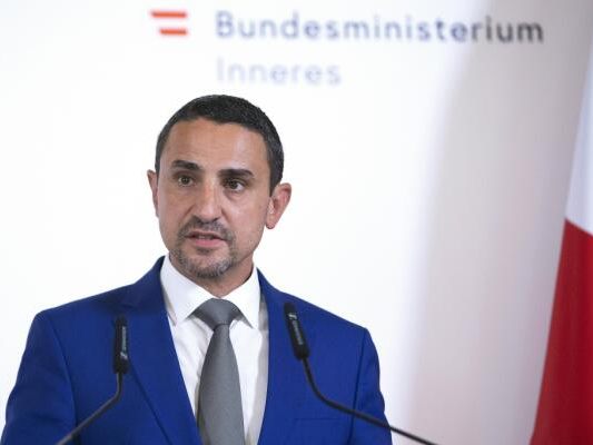 Omar Haijawi-Pirchner bei einer Pressekonferenz