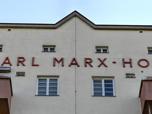 Mann-sticht-in-Wien-mit-Schere-auf-Bettl-gerigen-ein