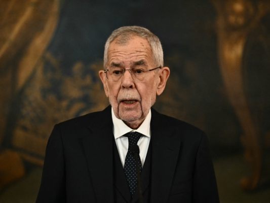 Van der Bellen will Causa Per?manhof "genau beobachten"