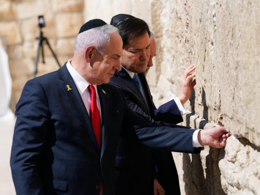 Netanyahu und Rubio steckten Zettel in die Spalten der Klagemauer