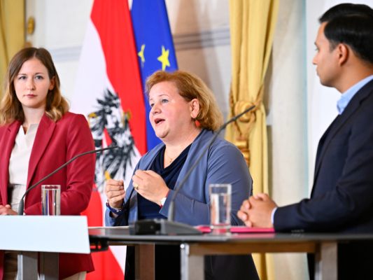 Die Ministerinnen Plakolm und Schumann mit NEOS-Klubchef Shetty
