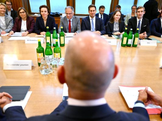 Beamte und Regierung starten Verhandlungen