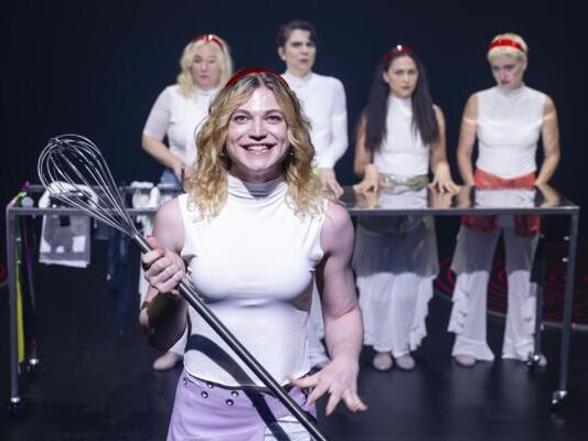 Neue-Normen-f-r-Norma-Kosmos-Theater-zeigt-quot-Retrotopia-quot-
