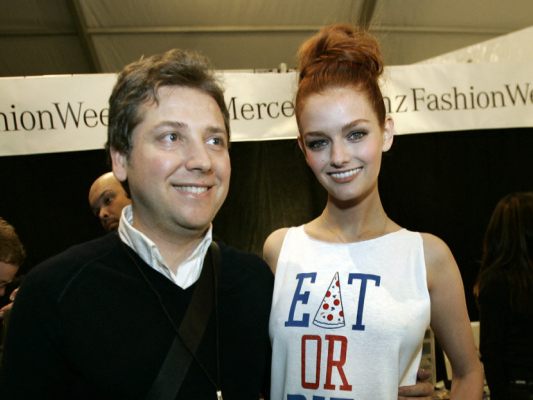 Atil Kutoglu mit Model Lydia Hearst 2007 in New York