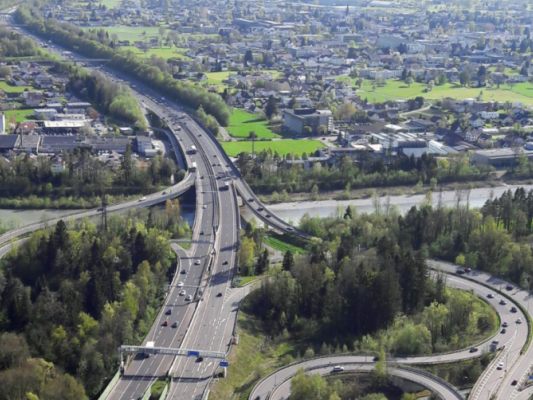 Viel Blechschaden, ein Leichtverletzter auf der A 14