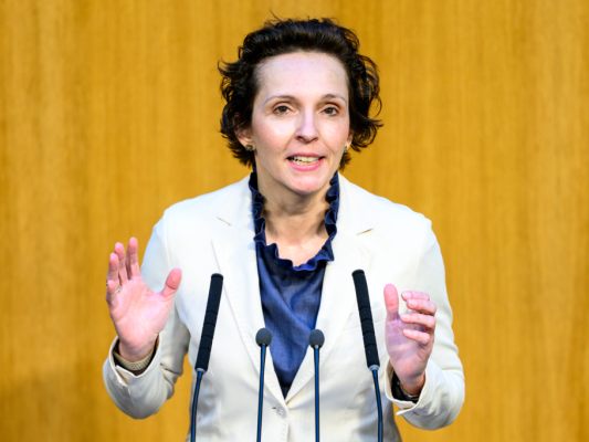 Die pinke Bildungssprecherin geht auf "Bildungstour" Die pinke Bildungssprecherin geht auf "Bildungstour"