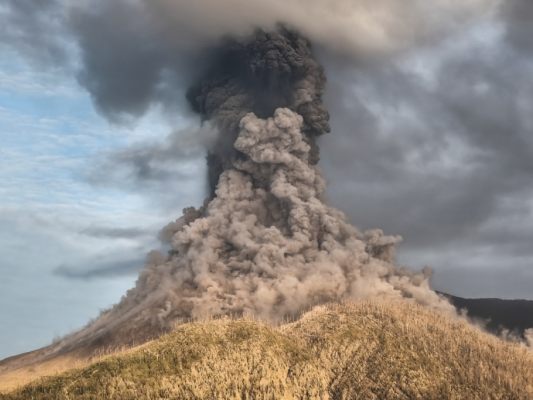 Vulkan-in-Indonesien-mehrfach-ausgebrochen