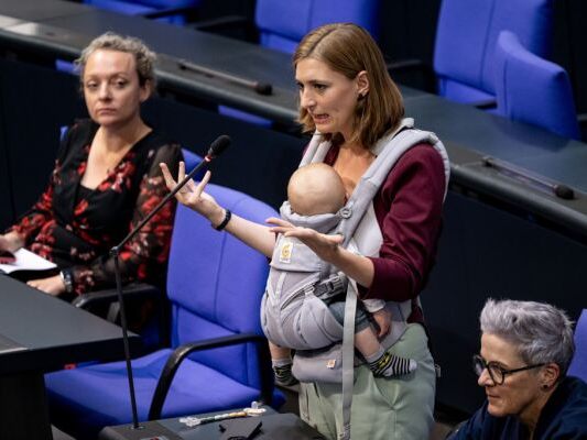 Mit Baby im Parlament