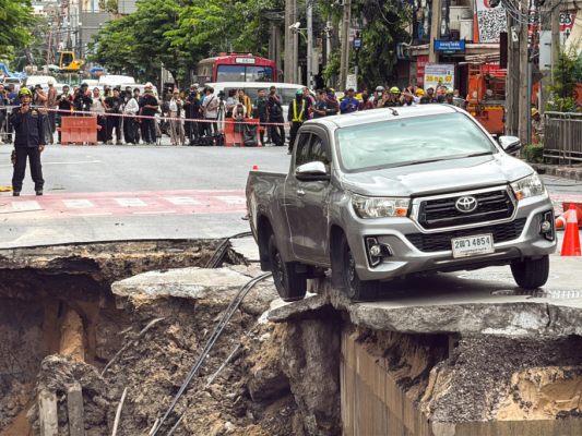 Einige hatten bei dem Straßeneinsturz in Bangkok großes Glück