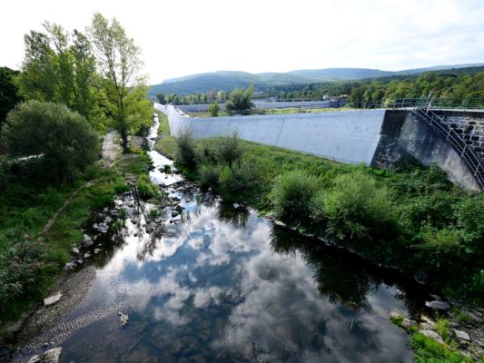 Eine Wehrmauer des Rückhaltebeckens für den Wienfluss