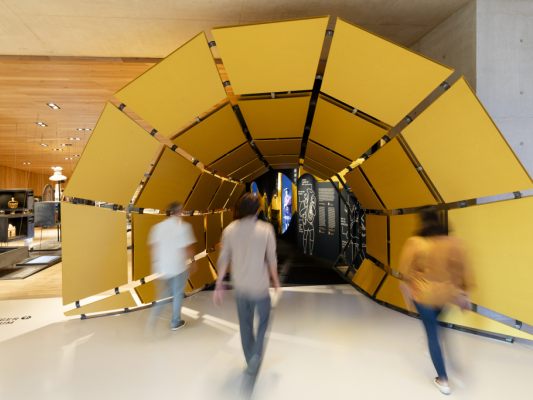 Über einen Trichter betritt man die Ausstellung im Tirol Panorama