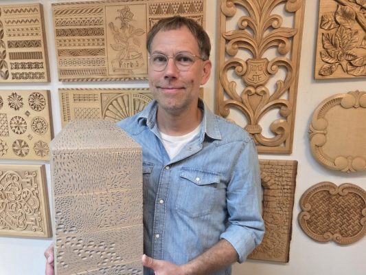 Kai Linke mit seinem Design in der Schnitzstube Stadlhofer