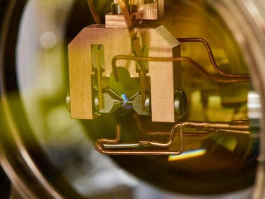 Pr-zise-Atomuhr-mit-Ytterbium-als-Taktgeber-steht-bereit