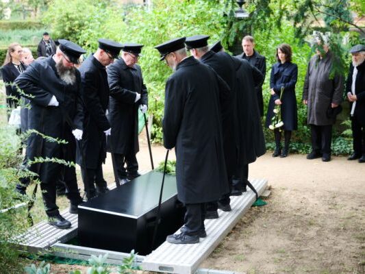Claus Peymann wurde in Berlin beigesetzt Claus Peymann wurde in Berlin beigesetzt