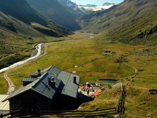 Tiroler-Gletscher-gab-Fallschirmmaterial-aus-Weltkrieg-frei