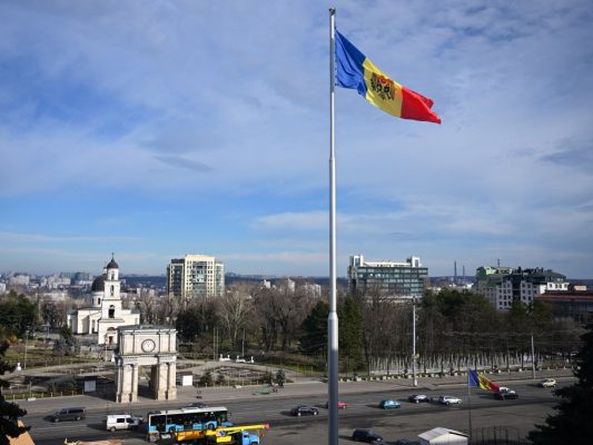 Flagge Moldaus weht in der Hauptstadt Chisinau