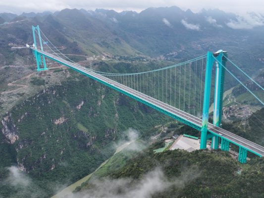 Die Hauptspannweite der Hängebrücke bemisst 1.420 Meter Die Hauptspannweite der Hängebrücke bemisst 1.420 Meter