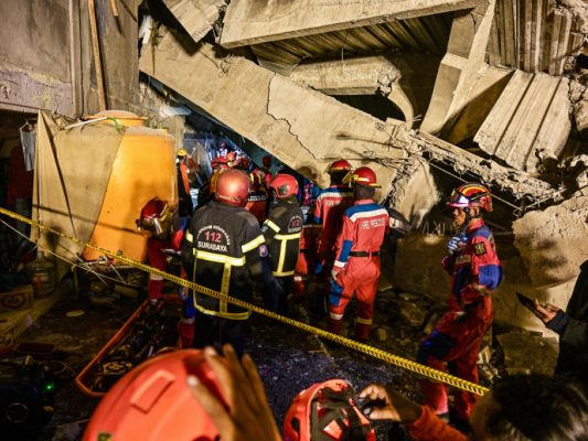 Rettungskräfte am Einsatzort in der Provinz Ostjava