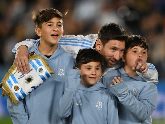 Messi verabschiedete sich mit seinen Söhnen Messi verabschiedete sich mit seinen Söhnen