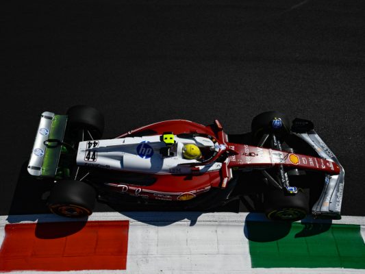 Hamilton im ersten Training flott unterwegs