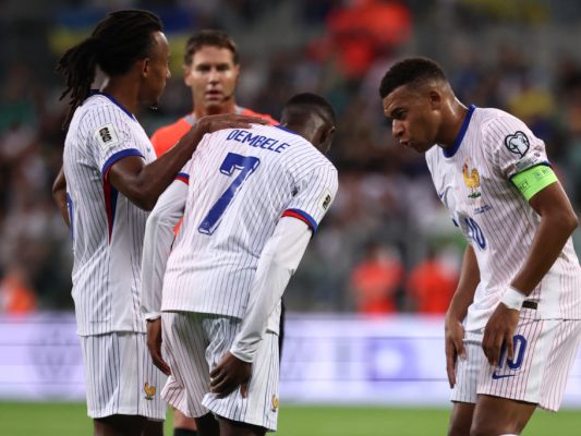 Dembele musste verletzt vom Rasen Dembele musste verletzt vom Rasen