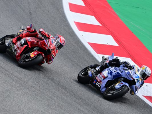 Alex Marquez wehrte die Angriffe von Marc Marquez souverän ab