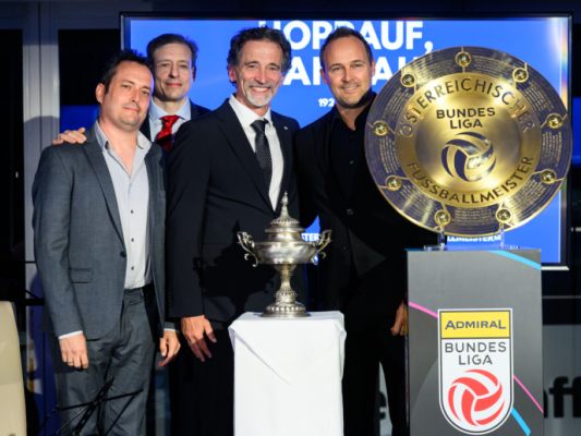 Der alte Meisterpokal (Mitte) neben dem aktuellen Meisterteller