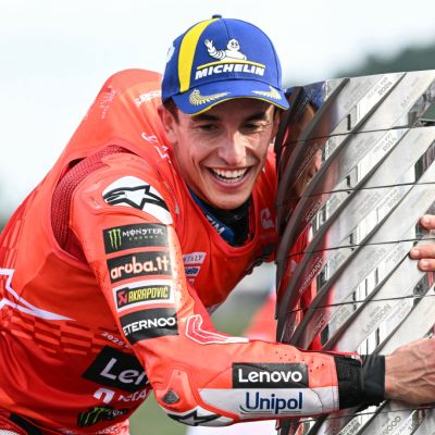 Marc Marquez umarmt die MotoGP-WM-Trophäe