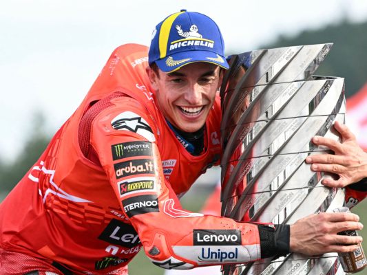 Marc Marquez umarmt die MotoGP-WM-Trophäe