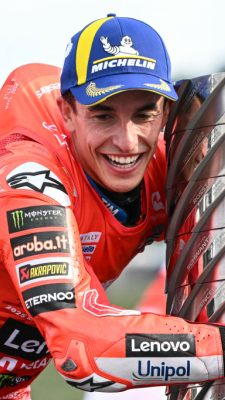 Marc Marquez umarmt die MotoGP-WM-Trophäe