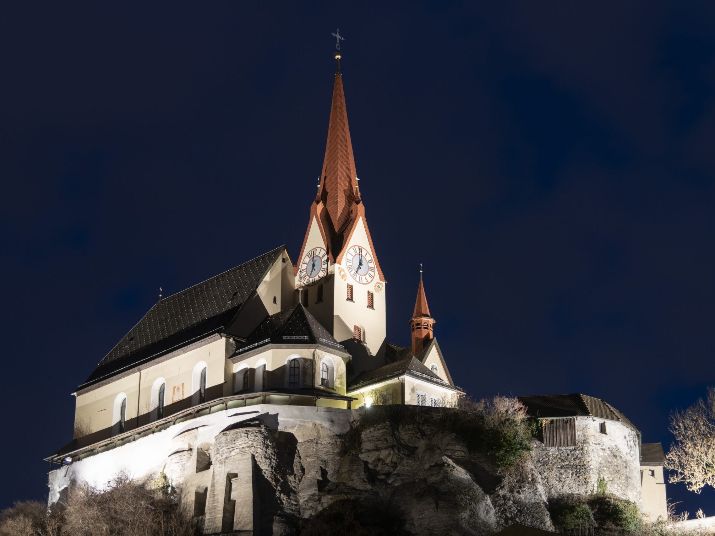 Der Liebfrauenberg in Rankweil bei Nacht.