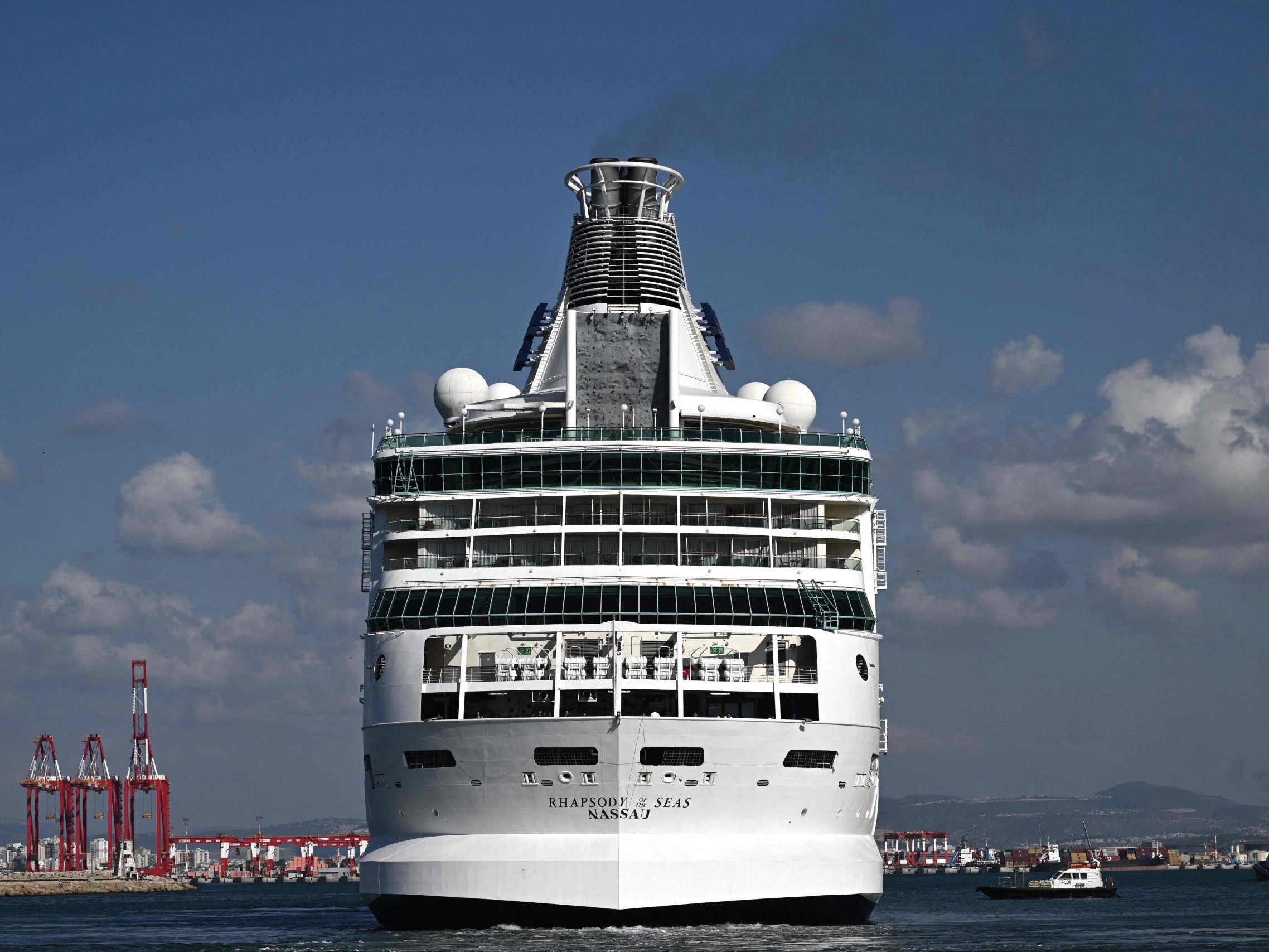 Passagier-springt-mit-12-000-Euro-und-5-Ausweisen-von-Kreuzfahrtschiff