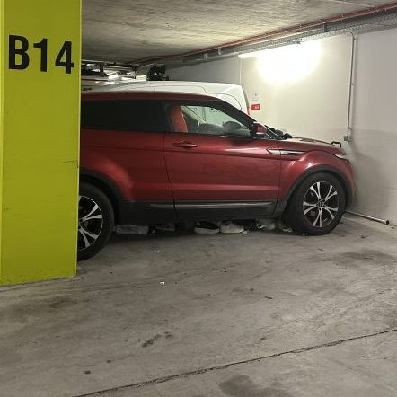 Beim ersten Lokalaugenschein lagen mehrere Gegenstände unter dem Auto.