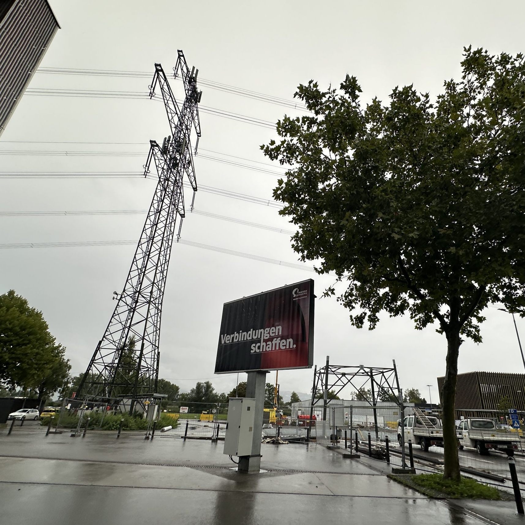 Neben dem Strommast sieht man bereits das Grundgerüst.