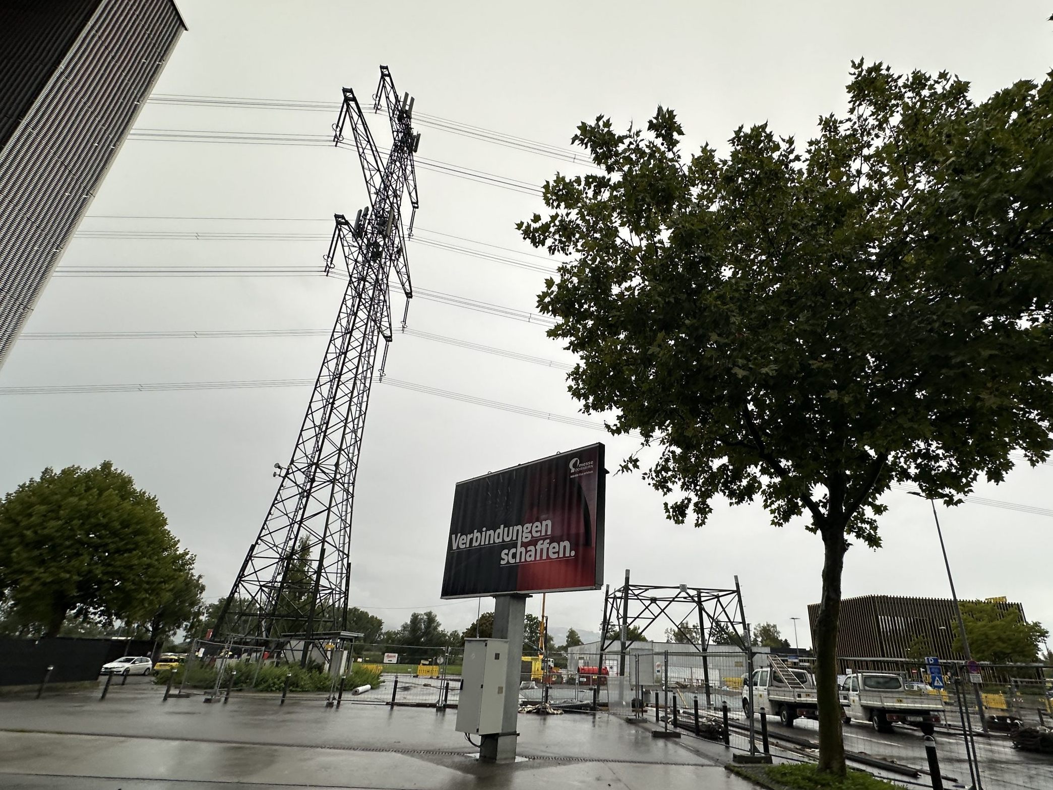 Neben dem Strommast sieht man bereits das Grundgerüst.