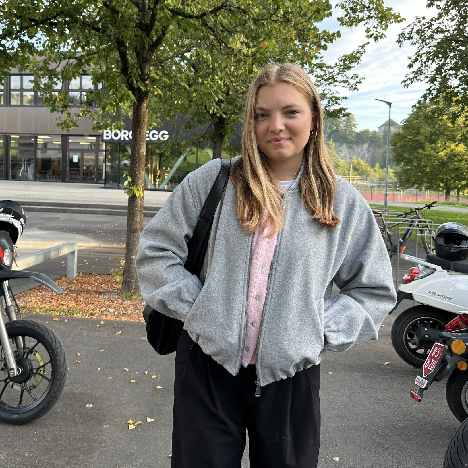 Lina Holzmann vor dem BORG Egg. Für sie beginnt das Maturajahr.