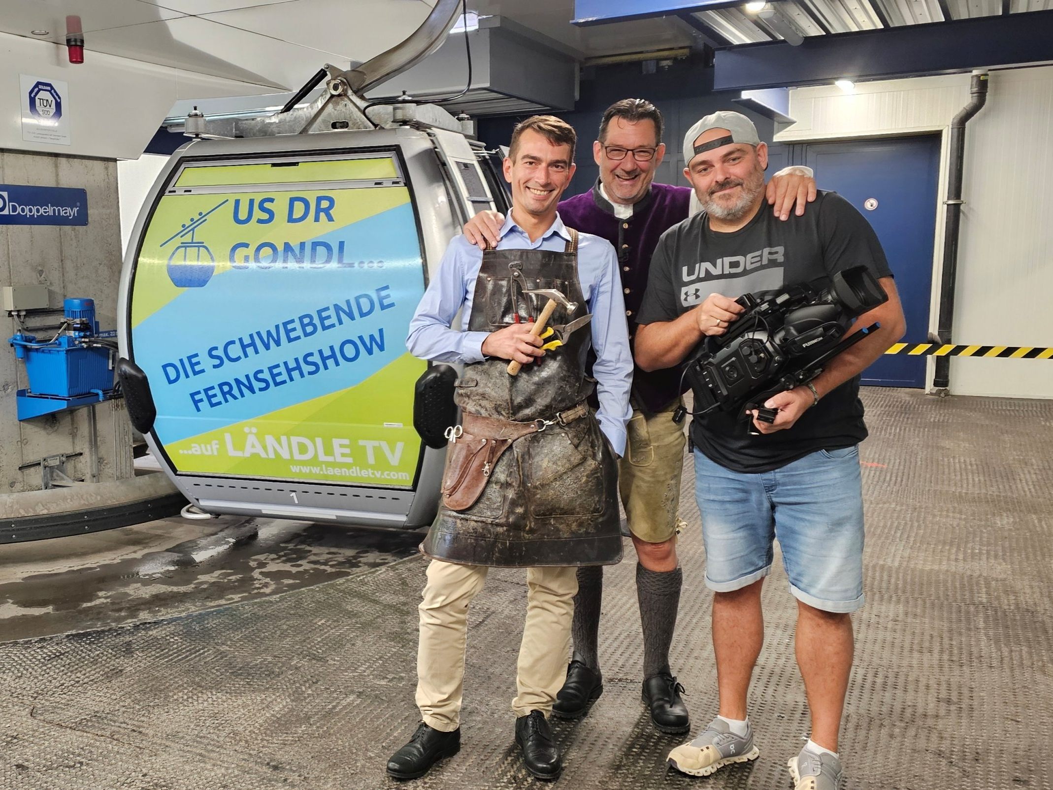 Der aus Bayreuth in Oberfranken stammende, "fliegende Schuhmacher" Alessandro Santella (li) stellt sich bei Andreas Seeburger (mi) in der Fernsehgondel mit Kameramann Christian Fasser (re) am Muttersberg vor. Der aus Bayreuth in Oberfranken stammende, "fliegende Schuhmacher" Alessandro Santella (li) stellt sich bei Andreas Seeburger (mi) in der Fernsehgondel mit Kameramann Christian Fasser (re) am Muttersberg vor.