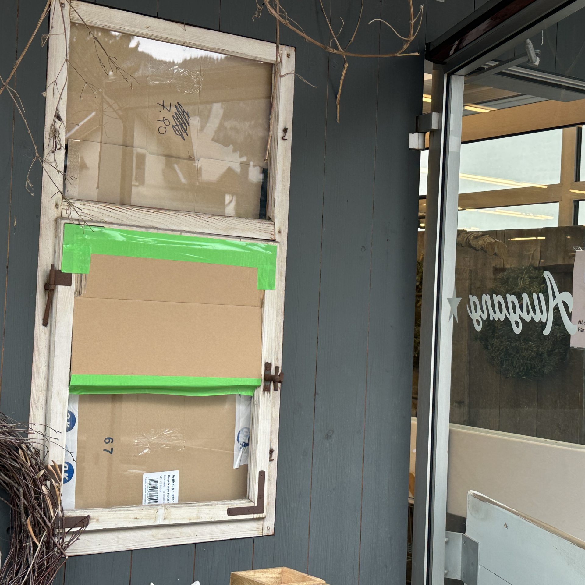 Diese Schaufenster-Scheibe beim Geschäft wurde eingeschlagen.