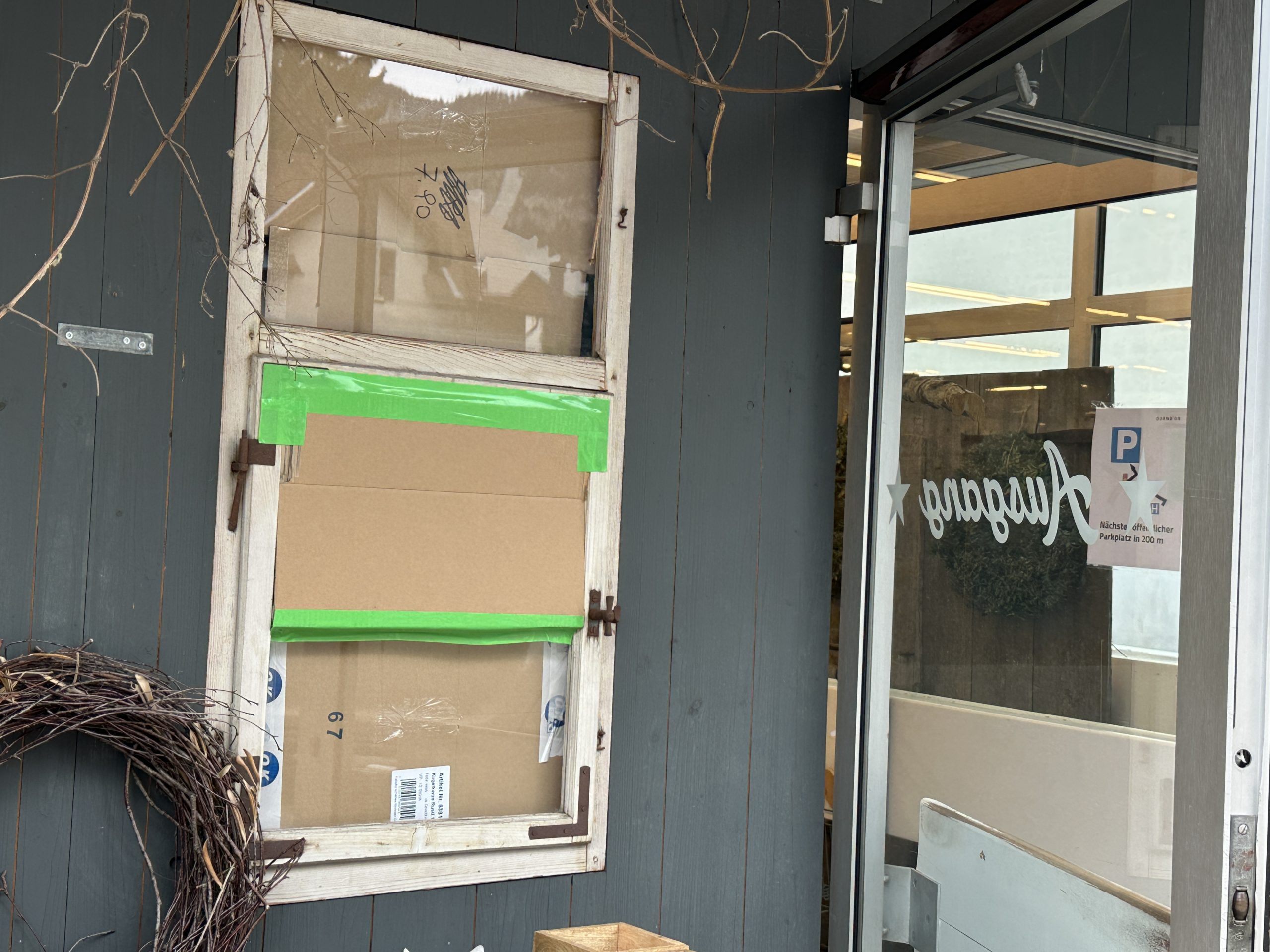 Diese Schaufenster-Scheibe beim Geschäft wurde eingeschlagen. Diese Schaufenster-Scheibe beim Geschäft wurde eingeschlagen.