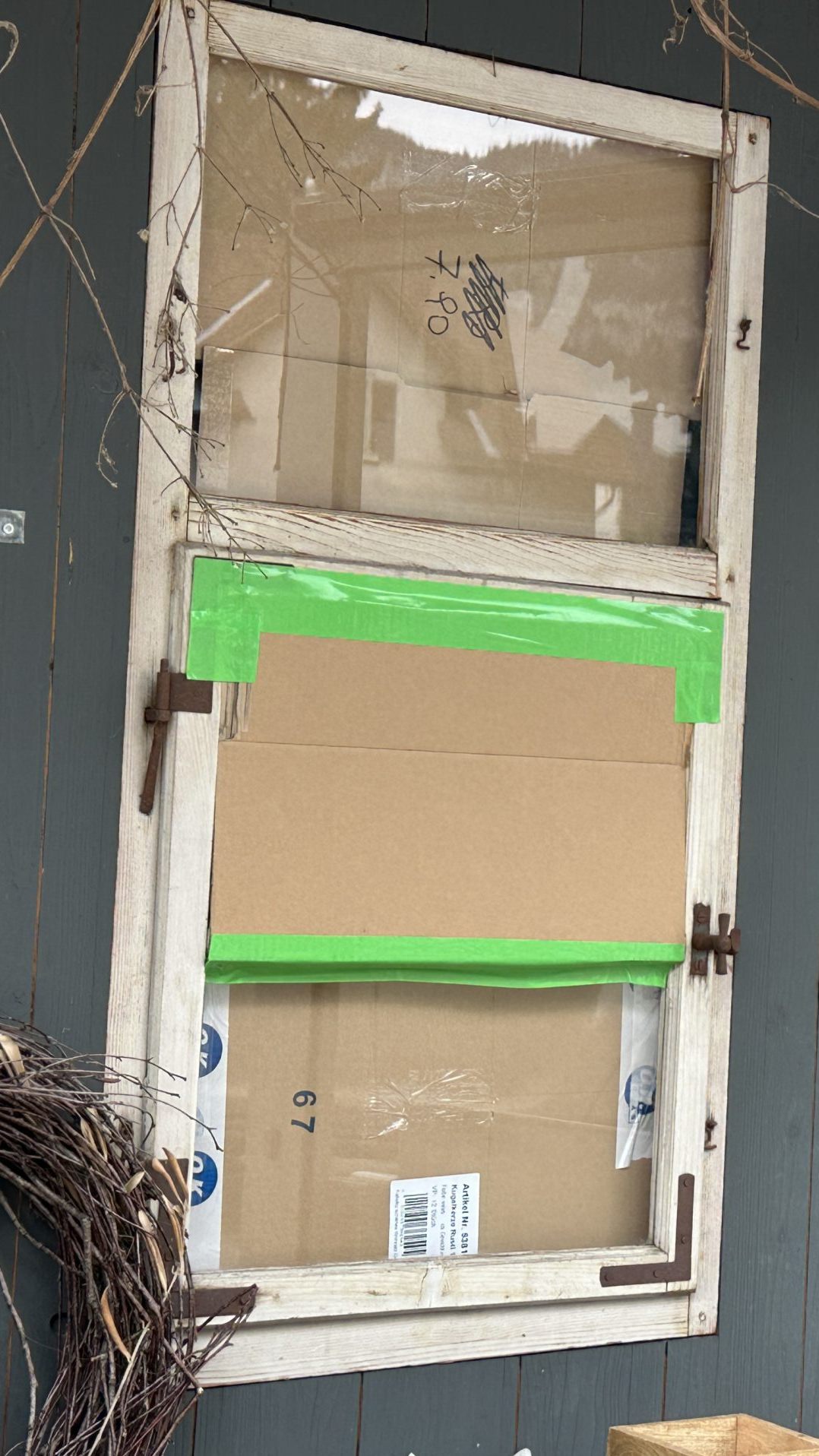 Diese Schaufenster-Scheibe beim Geschäft wurde eingeschlagen.