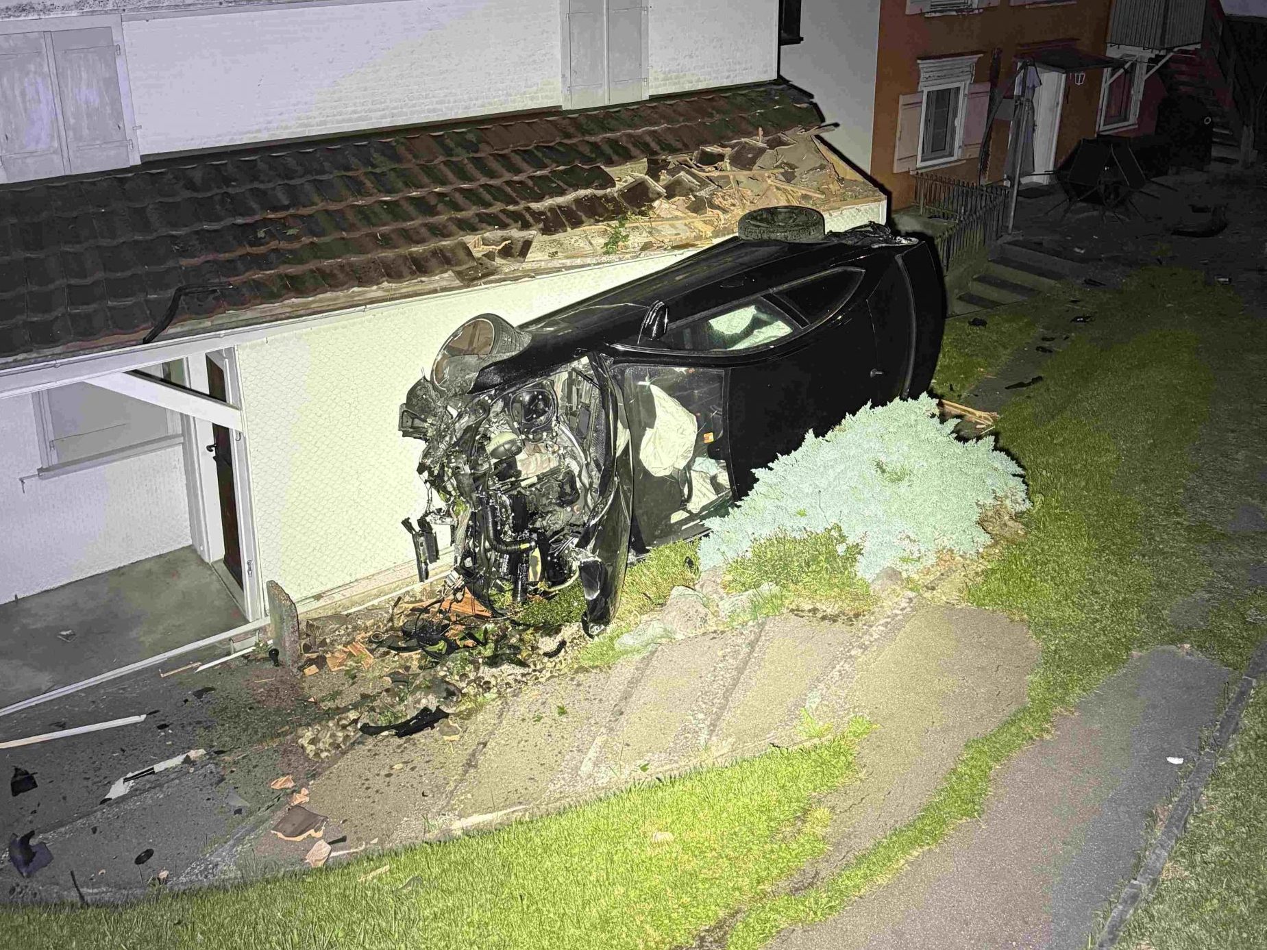 Parkautos gerammt, Garten durchbrochen, auf Haus gelandet. Parkautos gerammt, Garten durchbrochen, auf Haus gelandet.