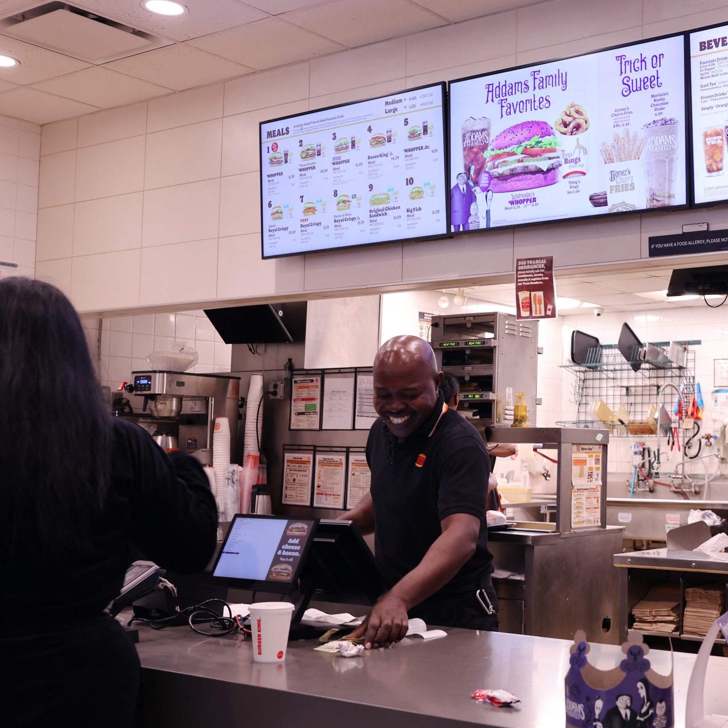 Die US-Kette Taco Bell pausiert KI-Einsatz nach 18.000-Wasserbecher-Streich.