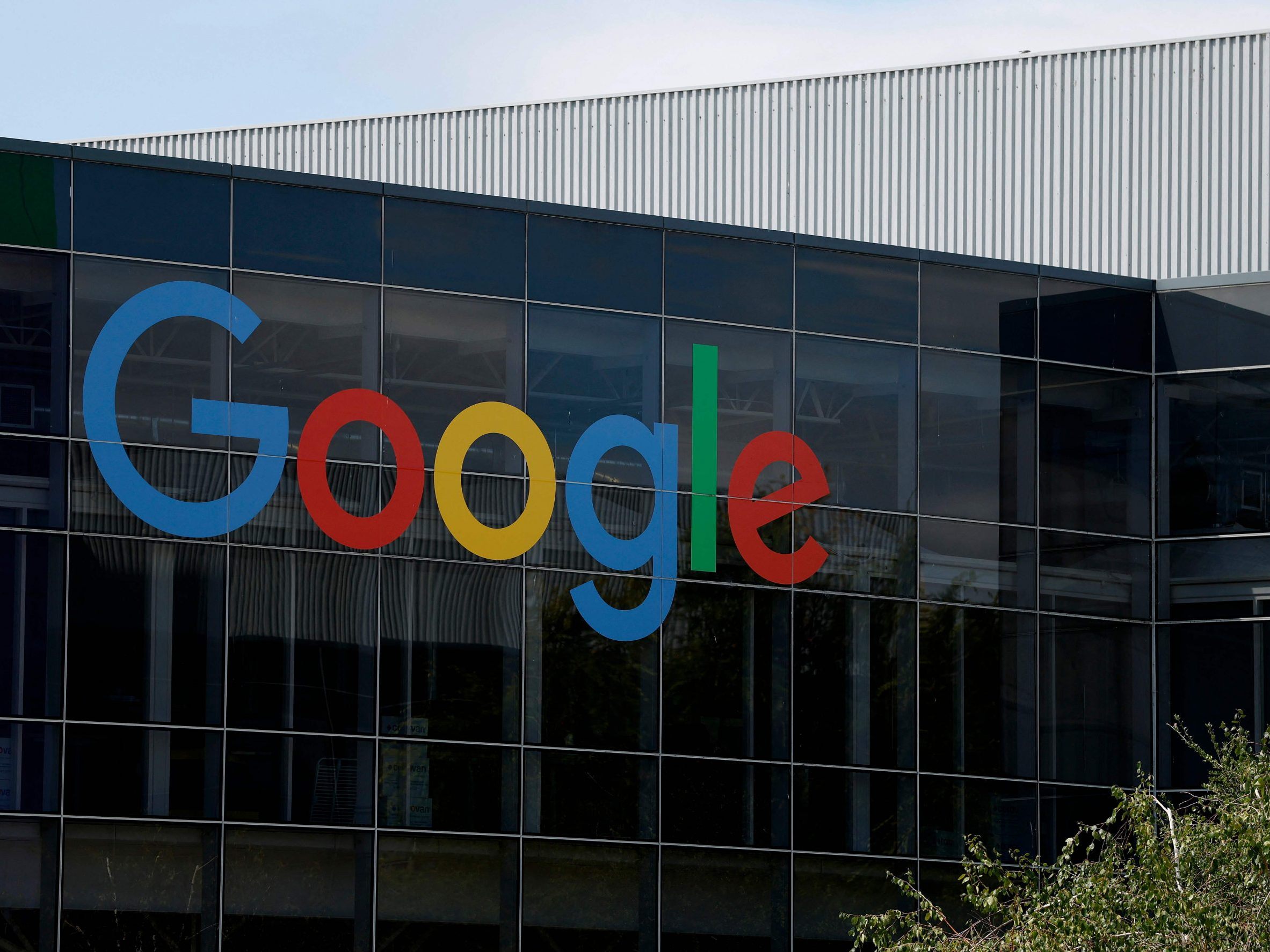 Der Technologiekonzern Google sieht sich mit einer Klage des "Rolling Stone"-Verlags konfrontiert, weil er redaktionelle Inhalte ohne Zustimmung für seine KI-Zusammenfassungen verwendet haben soll. Der Technologiekonzern Google sieht sich mit einer Klage des "Rolling Stone"-Verlags konfrontiert, weil er redaktionelle Inhalte ohne Zustimmung für seine KI-Zusammenfassungen verwendet haben soll.