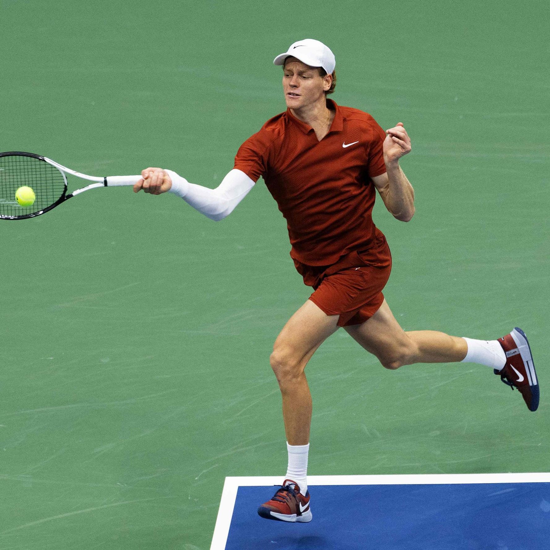 Jannik Sinner schlägt in Wien auf.