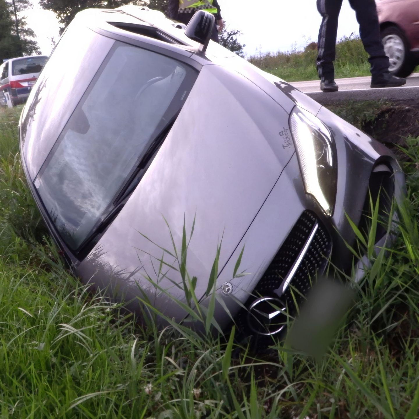 Der Pkw kam von der Fahrbahn ab und landete im Straßengraben.