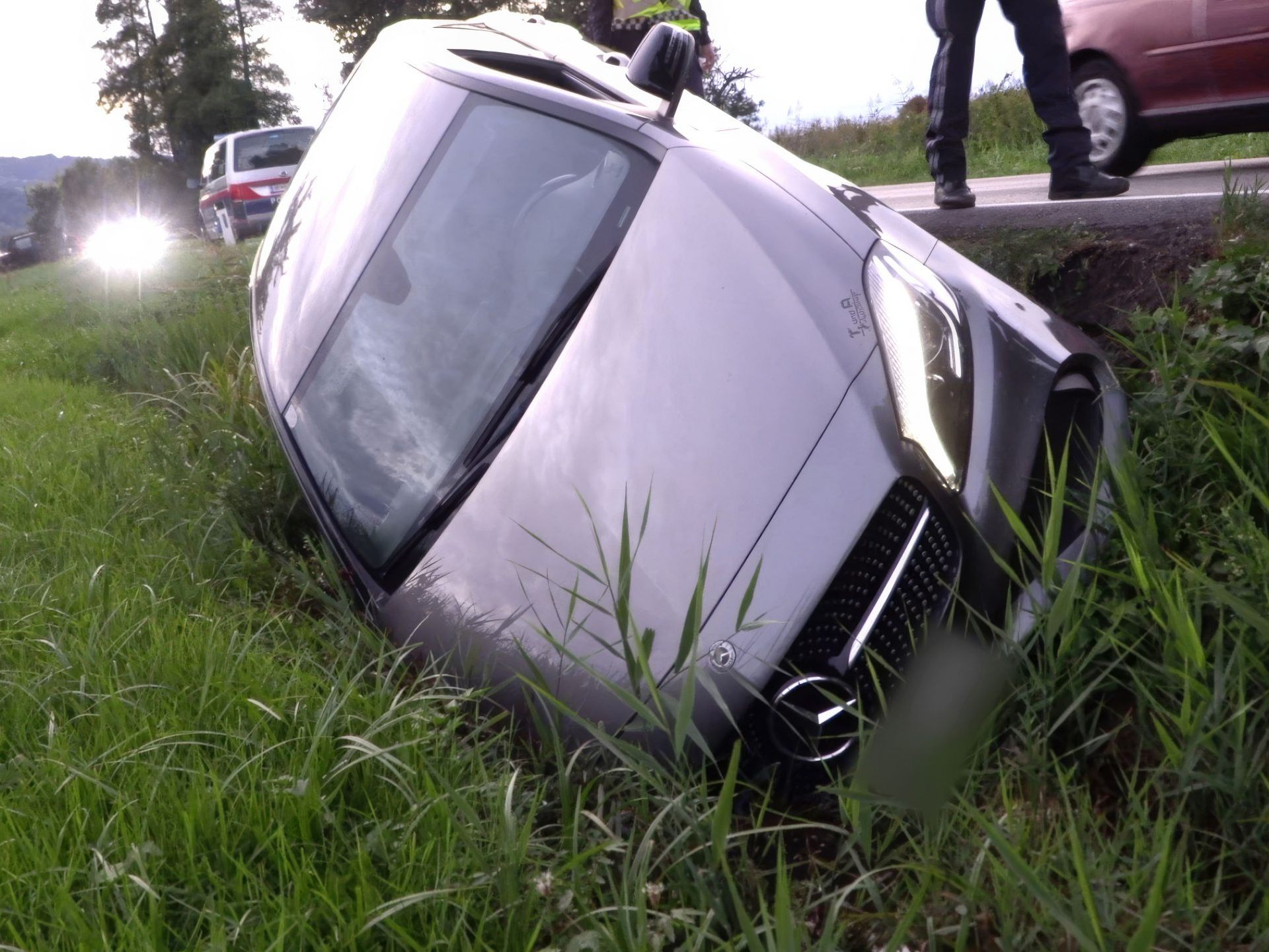 Verkehrsunfall-in-Lustenau-Pkw-landet-im-Graben